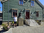031  Chris @ Roald Amundsen Statue.jpg